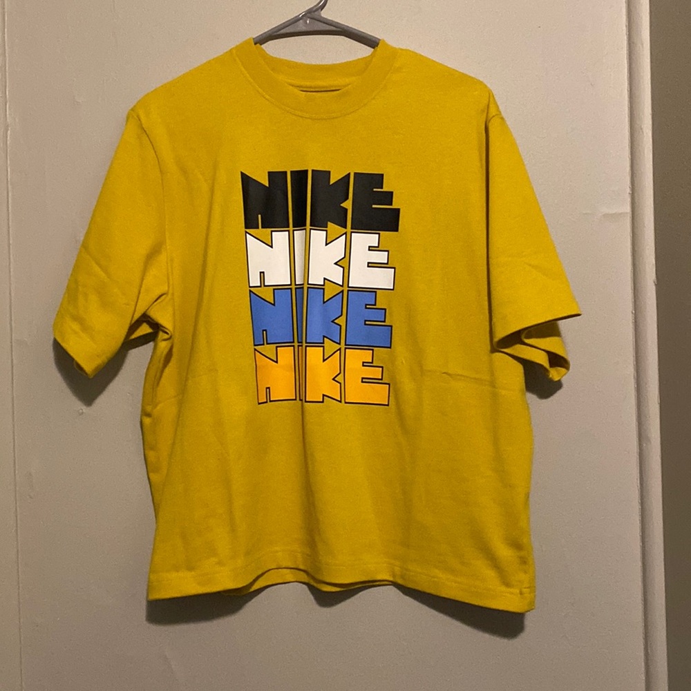 BRAND NEW NIKE LOOSE TEE SIZE M| ONLY WORN ONCE!!!!